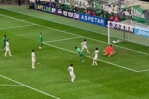 电梯战神下快攻！实拍：王刚补射反超比分，国安球迷高呼“NB”